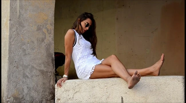 AMELIE: white dress and dirty soles with Barefoot Urban Girls HD [Hairy Legs, Coeds Foot] (2023 | Mp4)