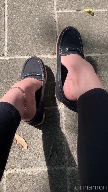 teasing with my feet in public with cinnamonfeet2 HD [Dirty Wut, Extreme Legs] (2023 | Mp4)