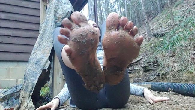 Suck the mud off my feet with Sadie Holmes HD [Amatari Foot, Long legs] (2023 | Mp4)