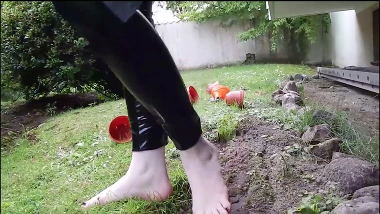 Dirty feet right out of the garden with Lady Karame HD [Amatari Foot, Long legs] (2023 | Mp4)