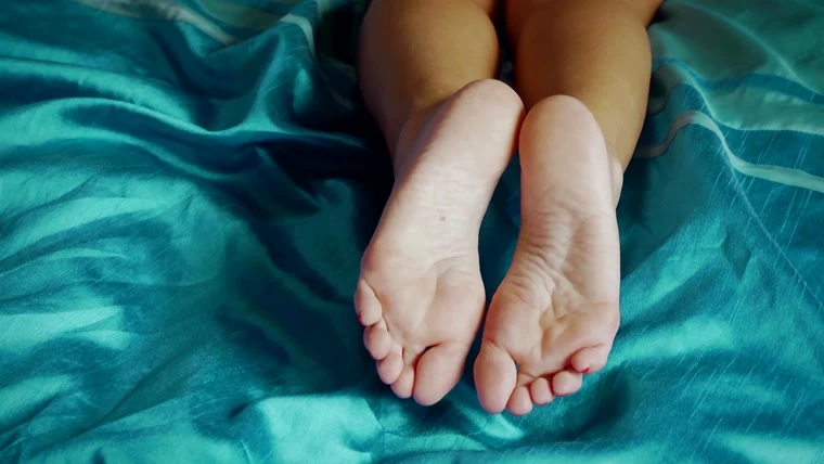Relaxing Barefoot After Work with Kobe Lee HD [Foot, Sexy Legs] (2023 | Mp4)